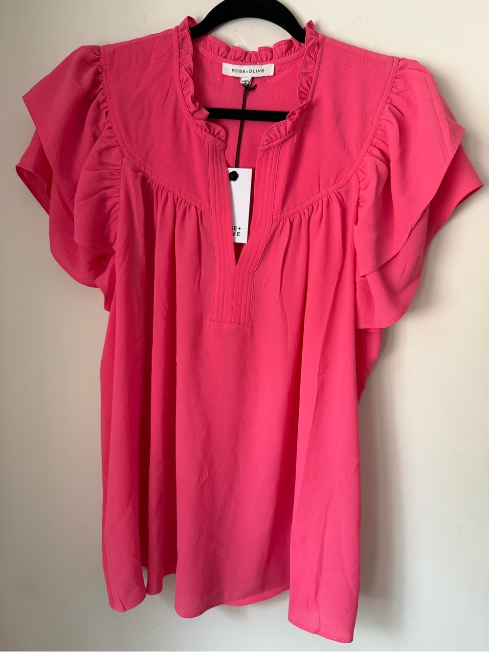 Rose + Olive Women’s 1X Hot Pink Ruffle Flutter Sleeve Blouse NWT Plus Size